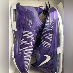 Brand new basketball shoes. Purple shoes siz8。